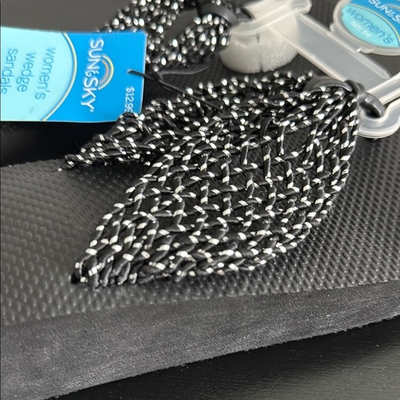 NWT Women's Black and White Flip Flops Sz 5/6 - Picture 4 of 6